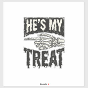 Hij is mijn traktatie Skelet Hand Halloween Shirt Sticker