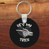 Hij is mijn truc leuk Halloween matching paar meis Sleutelhanger (Voorkant)