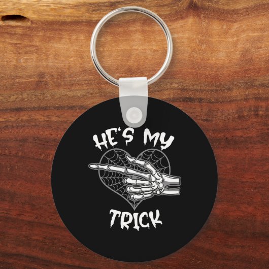 Hij is mijn truc leuk Halloween matching paar meis Sleutelhanger (Voorkant)