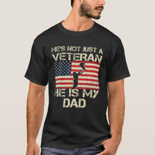 Hij is niet alleen een veteraan, hij is mijn vader t-shirt