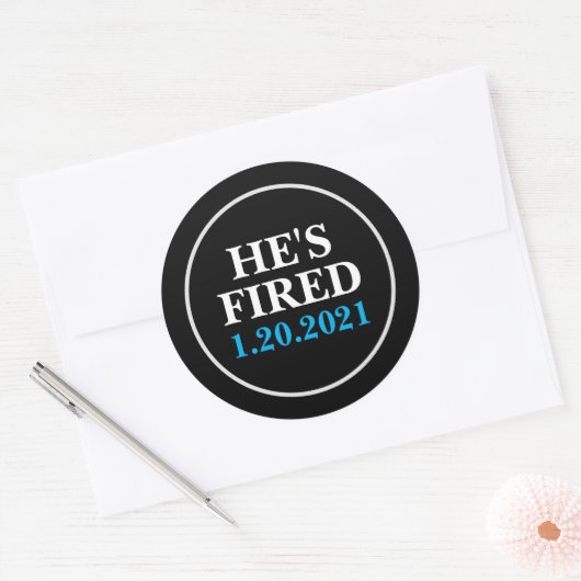 Hij is op 1 januari 2021 GEVREDEN. Ronde Sticker (Envelop)