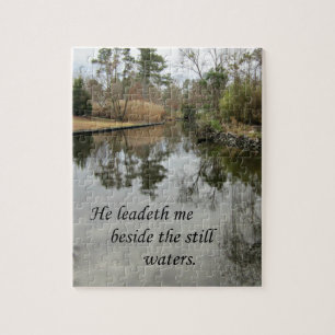 Hij leest me nog steeds naast water legpuzzel