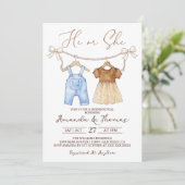 Hij of zij onthult het geslacht van de babykleding kaart (Staand voorkant)