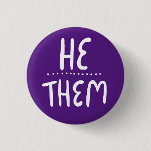 HIJ/THEM zet Paarse handlettering minima op Ronde Button 3,2 Cm