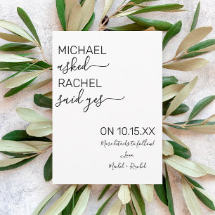 Hij vroeg haar om een simpel foto-Verloving. Aankondiging