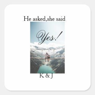 Hij vroeg zij zei ja verlovingsfoto naam stijl vierkante sticker