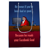 Hij weet of je slechte grappige kerstman bent gewe medium cadeauzakje (Achterkant)