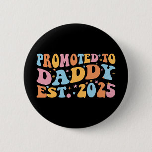 Hij werd gepromoveerd tot Daddy Est. 2025 III Ronde Button 5,7 Cm