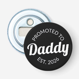 Hij werd gepromoveerd tot Daddy Est. 2026 I Button Flesopener