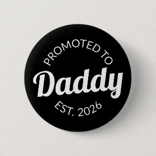 Hij werd gepromoveerd tot Daddy Est. 2026 I Ronde Button 5,7 Cm