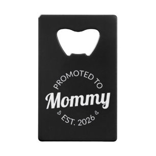 Hij werd gepromoveerd tot Mama Est. 2026 I Kredietkaart Flessenopener