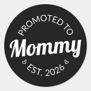 Hij werd gepromoveerd tot Mama Est. 2026 I Ronde Sticker