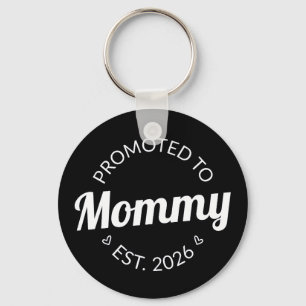 Hij werd gepromoveerd tot Mama Est. 2026 I Sleutelhanger