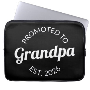 Hij werd gepromoveerd tot opa Est. 2026 I Laptop Sleeve