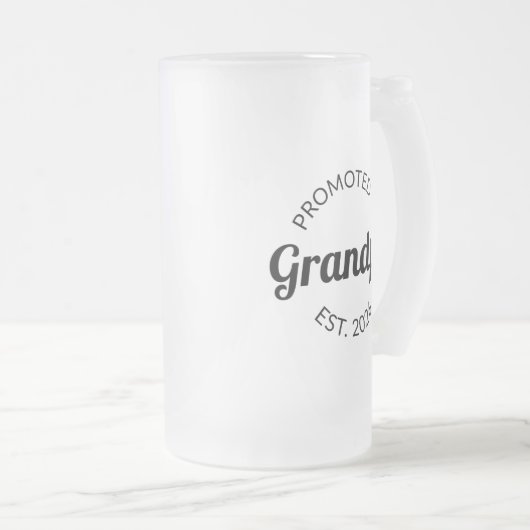 Hij werd gepromoveerd tot opa Est. 2026 I Matglas Bierpul (Voorkant rechts)