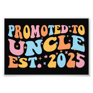 Hij werd gepromoveerd tot Uncle Est. 2025 III Foto Afdruk