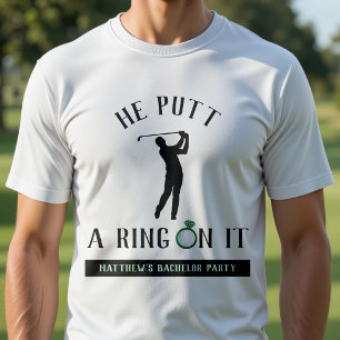Hij Zette een Ring Om Het Golf Verlovingsfeest T-shirt
