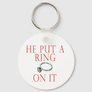 Hij zette een ring op het briefje sleutelhanger