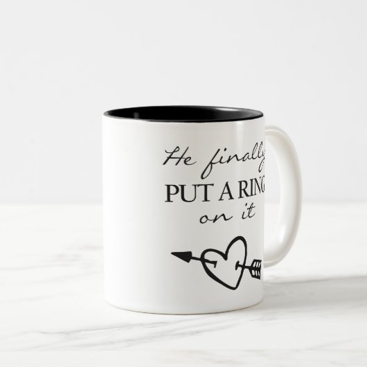 Hij zette eindelijk een ring op het Mok (Voorkant rechts)