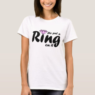Hij zette er een Ring op, voor de Bride.. T-shirt