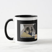 Hij ziet zijn grote beenderen. mok (Links)