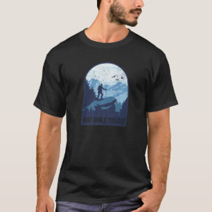Hike terwijl je in de buitenlucht in de vrije avon t-shirt