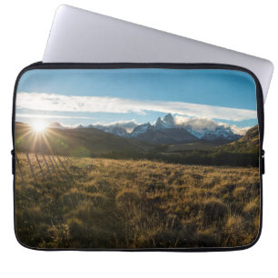 Hiker die naar Fitz Roy Mountains kijkt, Patagonia Laptop Sleeve