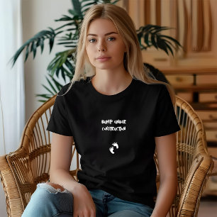 Hilarisch zwangerschapsvingerafdruk zwart wit t-shirt