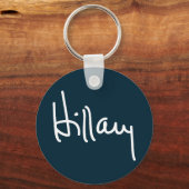 Hillary Signature Button Sleutelhanger (Voorkant)