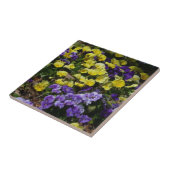 Hillside van Paarse en gele pansies Tegeltje (Zijkant)