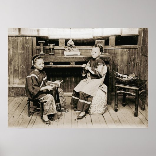 HINGWHA CITY CHINA 1904 PHOTO Girls Making Shoes Poster (Voorkant)