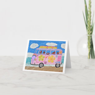 Hippie-dachshonden in een bloemenkinderauto aan he