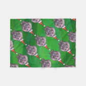Hippo in Santa Hat Pattern over Groen Fleece Deken (Voorkant (Horizontaal))