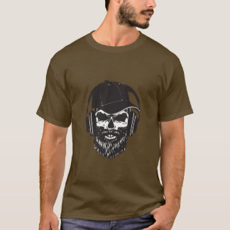 Hipster met haarkoptelefoons en basecap basebal t-shirt