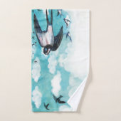 Hirondelles survolant la serviette de plage bleu c (Serviette à main)