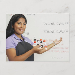 Hispanisch tiener meisje in wetenschapsklasse briefkaart