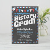 Histoire Graduation Party Invitation Rouge Bleu (Debout devant)