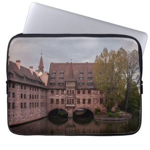 Historisch gebouw bij zonsondergang in Neurenberg, Laptop Sleeve