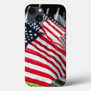 Historisch militair kerkhof met Amerikaanse vlagge iPhone 13 Hoesje