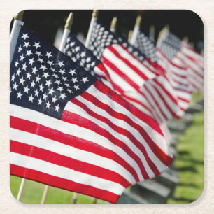 Historisch militair kerkhof met Amerikaanse vlagge Vierkante Kartonnen Onderzetter