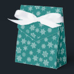 Hiver Feu de neige Turquoise Blue Holiday<br><div class="desc">ballotin bleu turquoise avec ruban arc. La boîte est agrémentée de flocons de neige blancs et gris de différentes tailles. Idéal pour les cadeaux de fête, les cadeaux d'hôte, les pâtisseries, etc. Le design est disponible dans une collection couronnée de couleurs de vacances modernes. Contactez-nous pour toute personnalisation. Joyeuses vacances...</div>