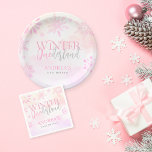 Hiver ONE derland Snowflakes Fille 1er anniversair<br><div class="desc">Un plat de papier moderne et élégant pour fêtes hivernales merveilleland pour filles premier anniversaire! Avec des flocons de neige hivernaux aquarelle,  des parties scintillant roses et des nuages de teintes roses avec une combinaison de serif et de lettres de script pour les détails de l'anniversaire.</div>