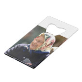 HM Queen Elizabeth II Kredietkaart Flessenopener (Voorkant Gekanteld)