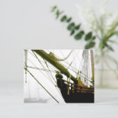 HMS Bounty émergent de la carte postale Mist (Debout devant)