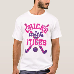 Hockey-kippen in het veld met teken t-shirt