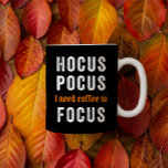 Hocus Pocus Focus Cute Funny Halloween Café Mug<br><div class="desc">Cette drôle de tasse d'Halloween présente un arrière - plan noir et la phrase "Hocus Pocus I need coffee to Focus" en blanc et orange. Fait un cadeau amusant pour le café / amant d'Halloween dans votre vie (ou pour vous-même!).</div>