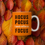 Hocus Pocus Focus Cute Funny Halloween Café Mug<br><div class="desc">Cette drôle de tasse d'Halloween comporte un arrière - plan orange et l'expression "Hocus Pocus I need coffee to Focus" en noir et blanc. Fait un cadeau amusant pour le café / amant d'Halloween dans votre vie (ou pour vous-même!).</div>