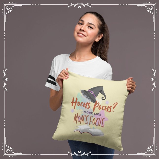 Hocus Pocus? Meer als de focus van mama Kussen (Hocus Pocus? More Like Mom's Focus Cover from The Beekeeper Store)