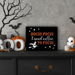 Hocus Pocus Moderne Orange et Noir Halloween<br><div class="desc">"Hocus Pocus I need coffee to focus" drôle de panneau de décoration de cuisine personnalisée pour Halloween présente un design moderne de typographie orange et noir avec des notes de sorcière volante et d'étoiles.</div>