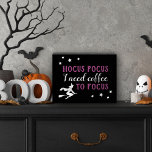 Hocus Pocus Moderne violet et noir Halloween<br><div class="desc">"Hocus Pocus I need coffee to focus" drôle personnalisé panneau de décoration de cuisine pour Halloween présente un design moderne de typographie violet et noir avec des notes de sorcière et d'étoiles volantes.</div>